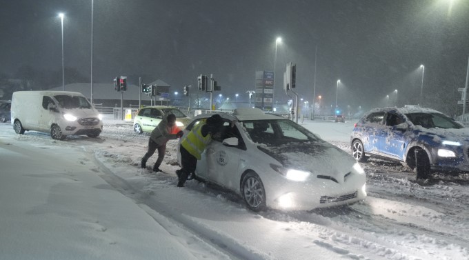 UK weather: Heavy snow hits much of UK as thousands left without power - with warnings extended to Monday