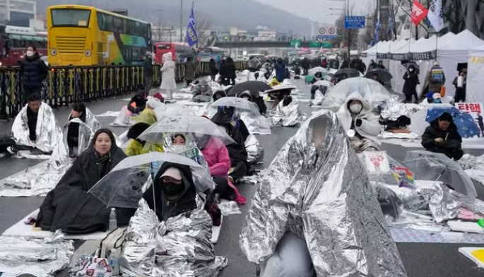 Failed arrest of South Korean president prompts mass protests in Seoul