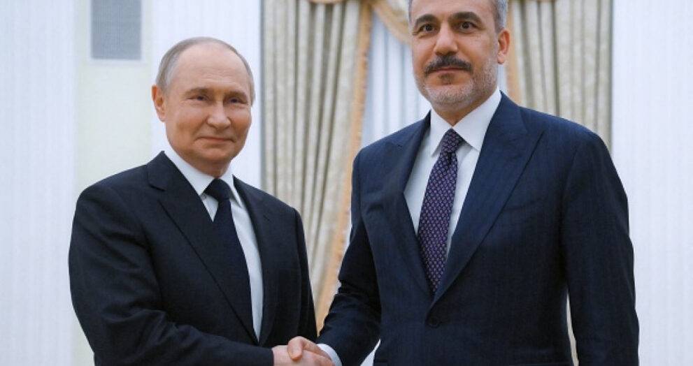 Putin and Turkish Foreign Minister Discuss Ukraine Conflict and Bilateral Ties