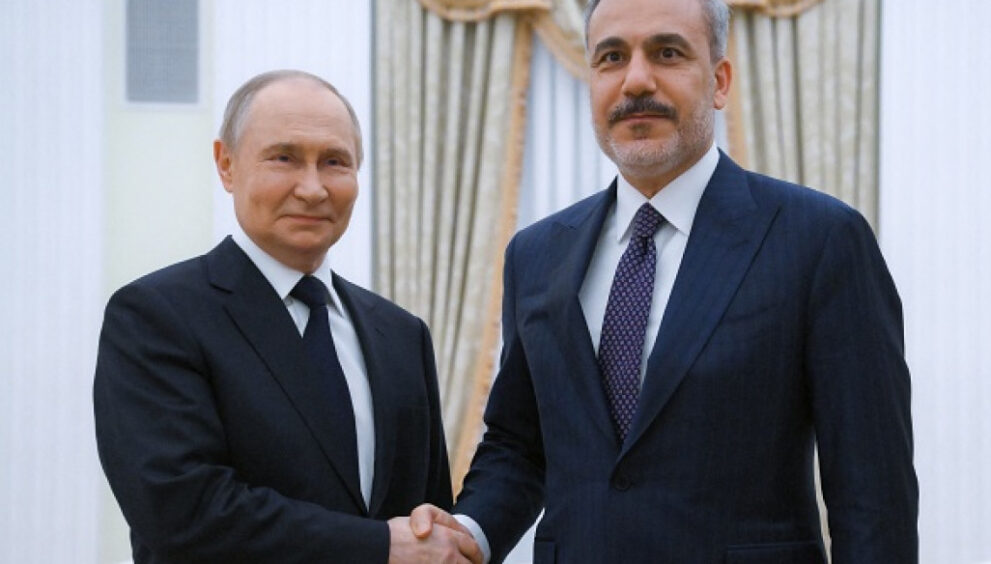 Putin and Turkish Foreign Minister Discuss Ukraine Conflict and Bilateral Ties