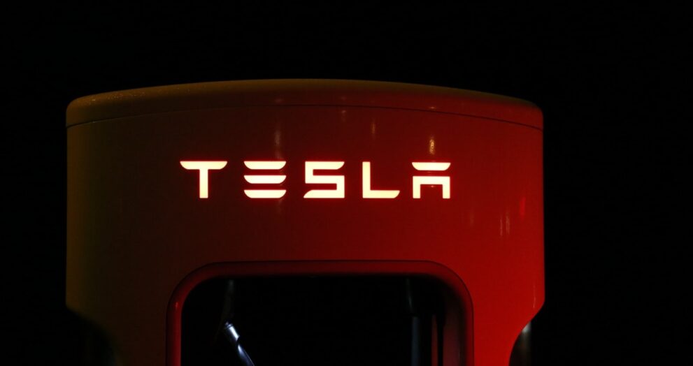 Tesla Shares Recover Following Reports of Potential Musk-Trump Truce