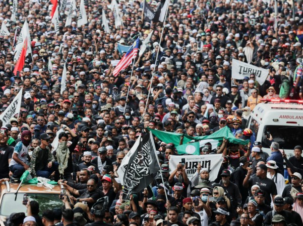 Thousands Rally in Malaysia Calling for PM Anwar’s Resignation Amid Rising Cost of Living