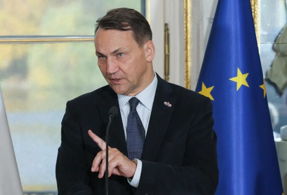 Poland Warns Putin Against Using Airspace Ahead of Planned Trump Meeting in Hungary