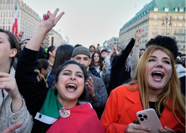 Crowds Celebrate Khamenei’s Death: “Now Iran Will Be Free”