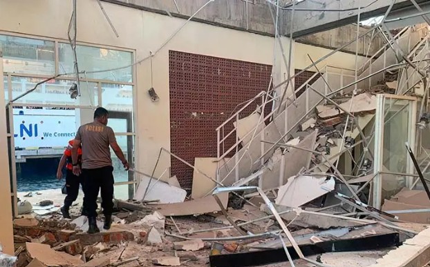 7.7-Magnitude Quake Strikes Flores as Aftershocks and Landslides Hamper Rescue Efforts